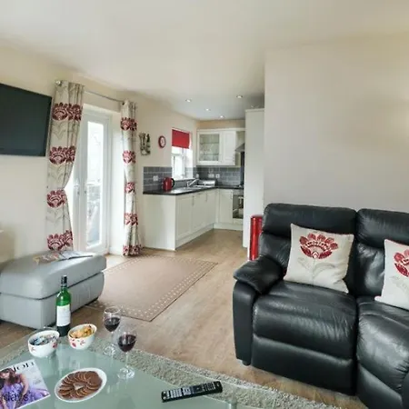 East Bay - Part Of The The Bay Village With Pool, Gym And Direct Access, Pub, Restaurant, Tennis And Meadows Walks Feriehus