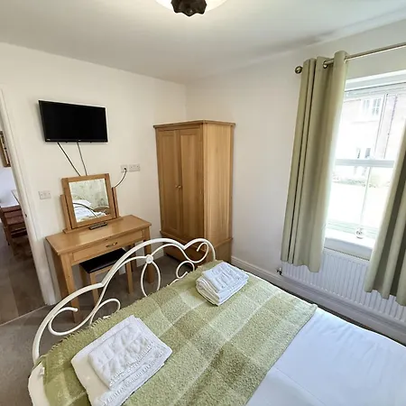 East Bay - Part Of The The Bay Village With Pool, Gym And Direct Access, Pub, Restaurant, Tennis And Meadows Walks *