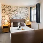 East Bay - Part Of The The Bay Village With Pool, Gym And Direct Access, Pub, Restaurant, Tennis And Meadows Walks *