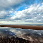 East Bay - Part Of The The Bay Village With Pool, Gym And Direct Access, Pub, Restaurant, Tennis And Meadows Walks Filey