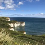 East Bay - Part Of The The Bay Village With Pool, Gym And Direct Access, Pub, Restaurant, Tennis And Meadows Walks * Filey